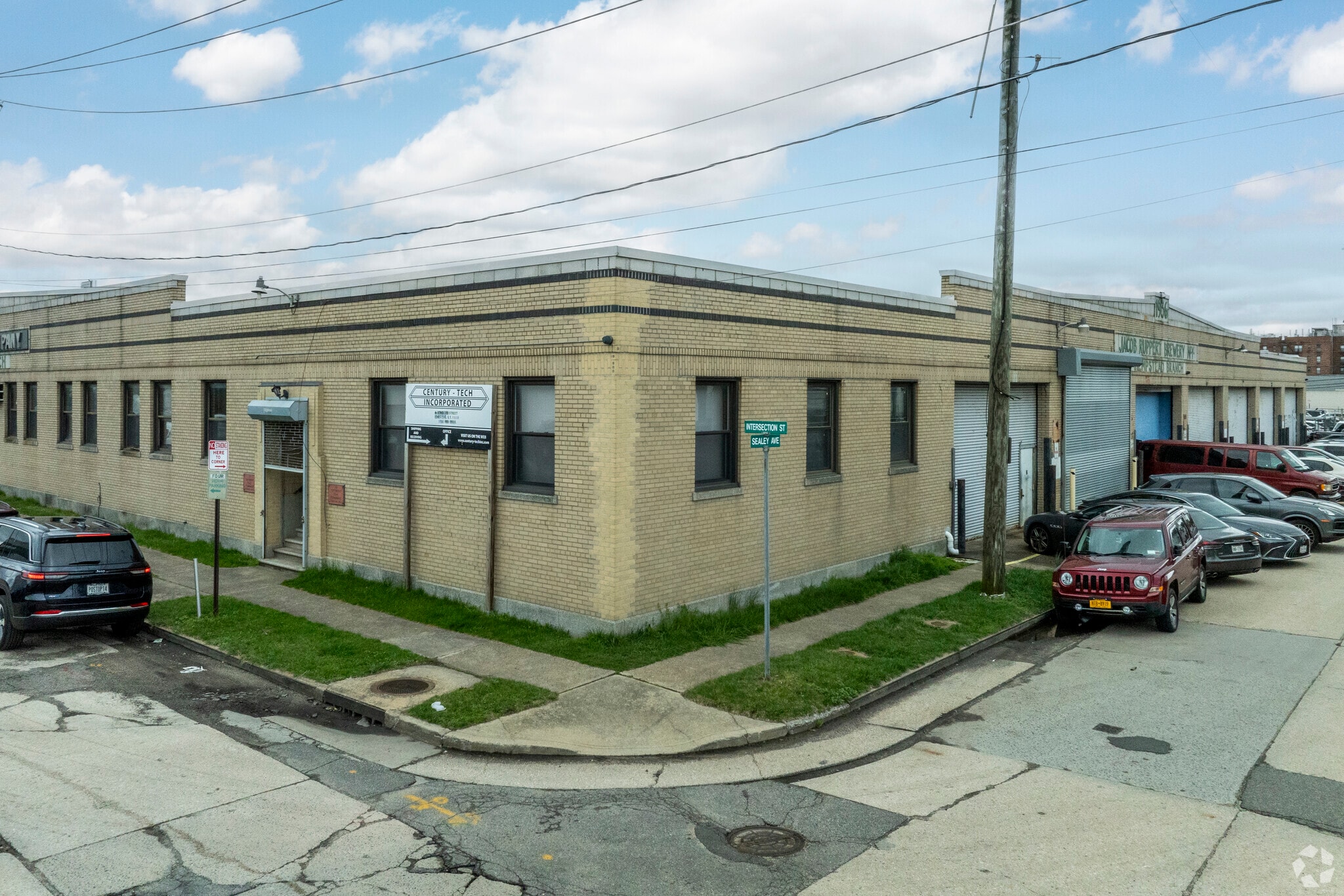 32 Intersection St, Hempstead, NY for lease Primary Photo- Image 1 of 11