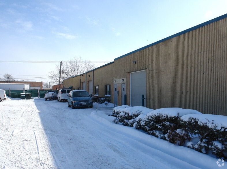 341-349 Lively Blvd, Elk Grove Village, IL for lease - Building Photo - Image 3 of 10