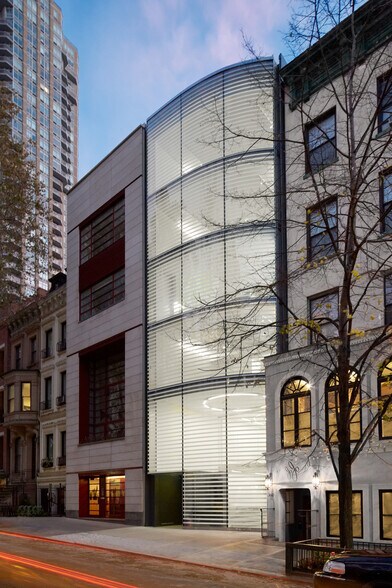 162 E 64th St, New York, NY à louer - Photo du bâtiment - Image 1 de 17