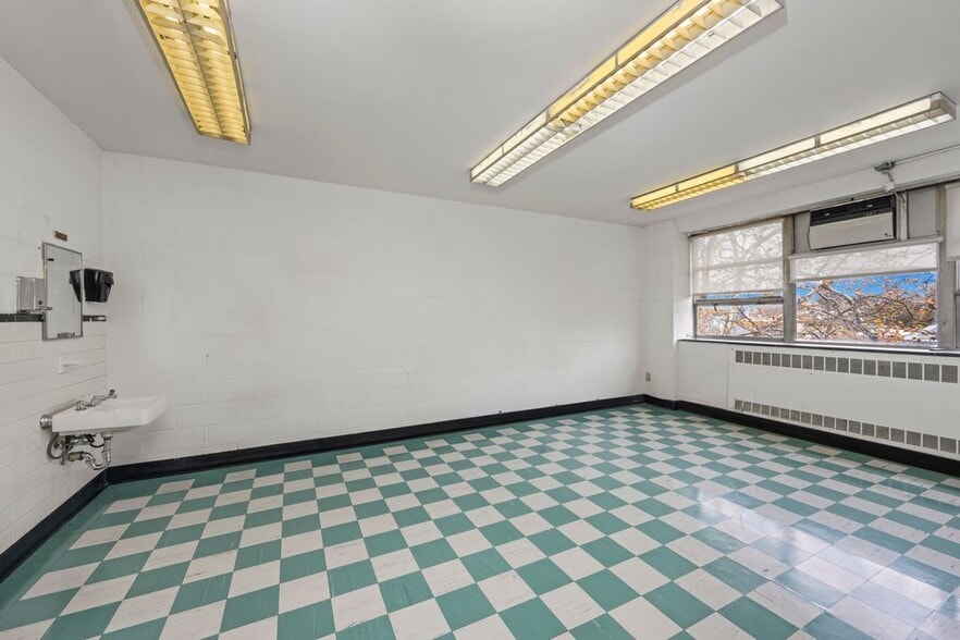 1 Brighton Ave, Staten Island, NY for sale - Interior Photo - Image 2 of 11