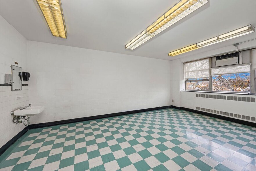 100 Brighton Ave, Staten Island, NY for sale - Interior Photo - Image 2 of 11
