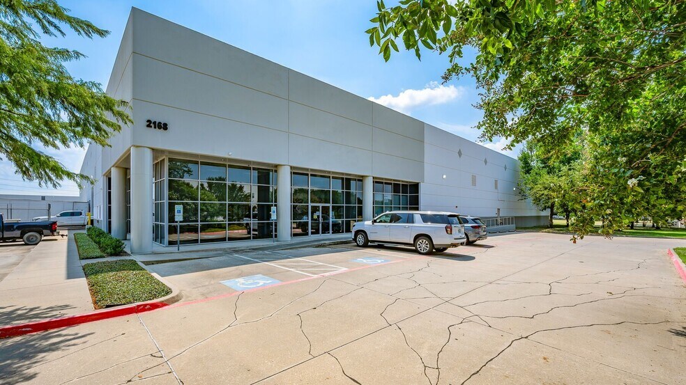 2168 W Diplomat Dr, Dallas, TX à louer - Photo du bâtiment - Image 1 de 5