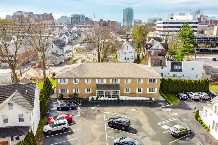 27 Oak St, Stamford, CT à louer - Photo du bâtiment - Image 2 de 16