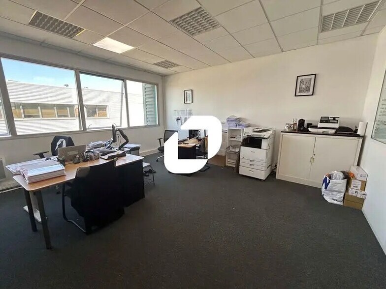 Office in Argenteuil for lease - Interior Photo - Image 1 of 10