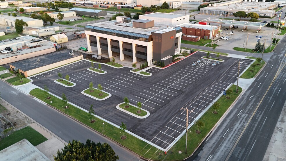 3812 N Santa Fe Ave, Oklahoma City, OK à louer - Photo du bâtiment - Image 3 de 6