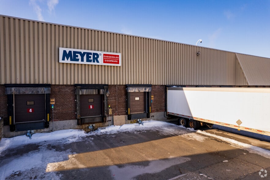 5151-5171 Boul Thimens, Montréal, QC for lease - Building Photo - Image 3 of 5