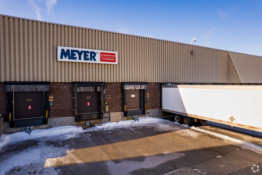 5151-5171 Boul Thimens, Montréal, QC for lease - Building Photo - Image 3 of 5