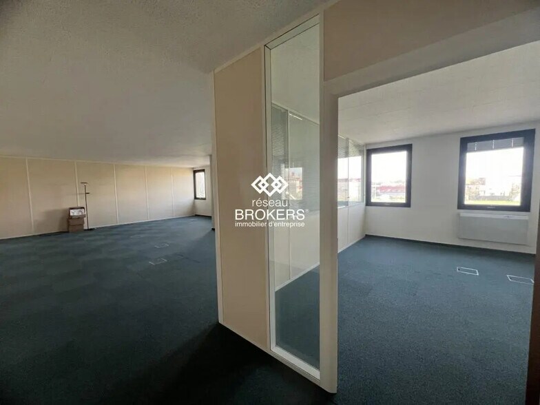 Office in Saclay for lease - Interior Photo - Image 2 of 9