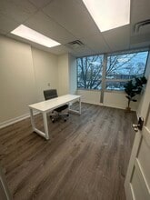 925-975 E Maple Rd, Birmingham, MI à louer Photo intérieure- Image 2 de 5