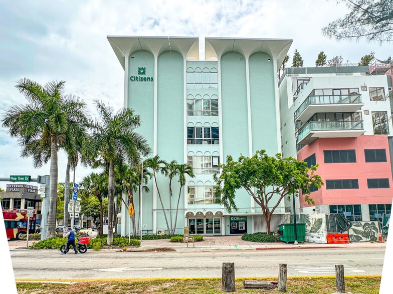 301 Arthur Godfrey Rd, Miami Beach, FL à louer - Photo du bâtiment - Image 3 de 4