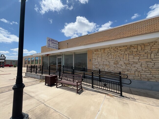Plus de détails pour 209 W Avenue D, Copperas Cove, TX - Bureau/Commerce de détail à louer