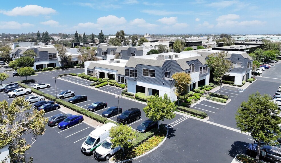 1574 N Batavia St, Orange, CA à vendre - Photo du bâtiment - Image 1 de 4