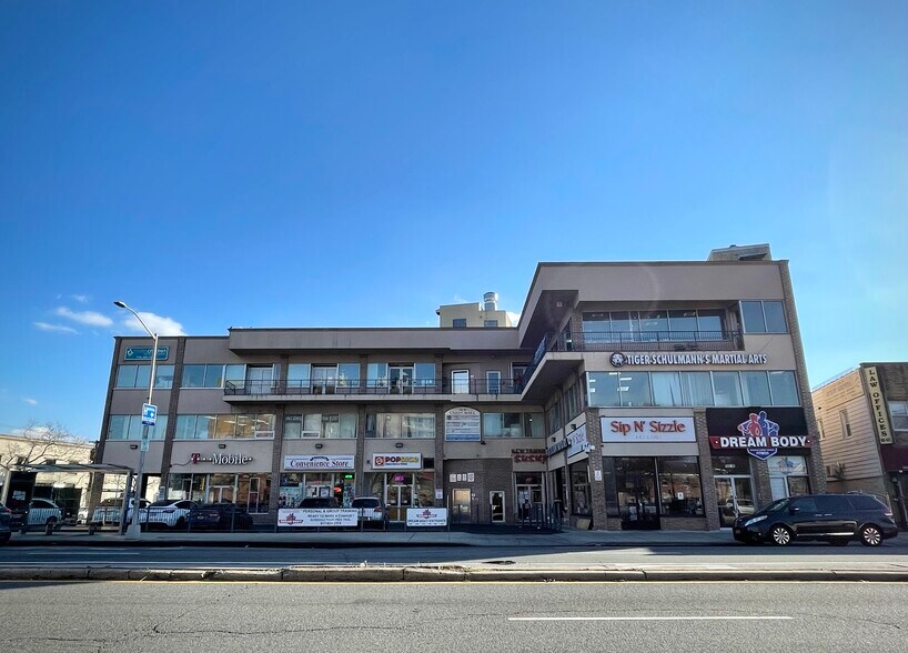 162-16 Union Tpke, Flushing, NY à louer - Photo du bâtiment - Image 2 de 6
