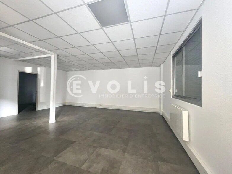 Flex in Bron for lease - Interior Photo - Image 2 of 19