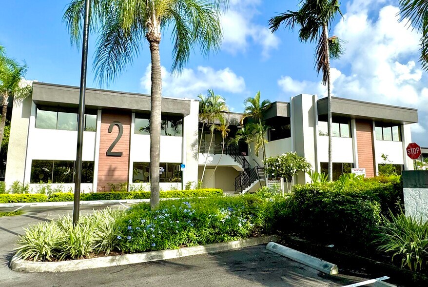 1021 Ives Dairy Rd, Miami, FL à louer - Photo du bâtiment - Image 3 de 23