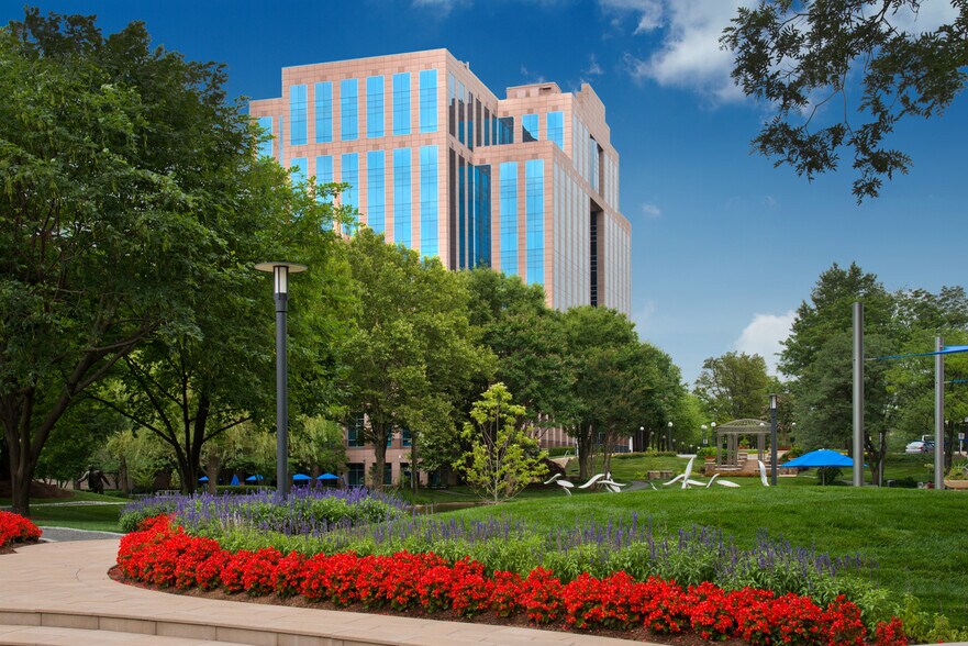 2340 Dulles Corner Blvd, Herndon, VA à louer - Photo du bâtiment - Image 2 de 8