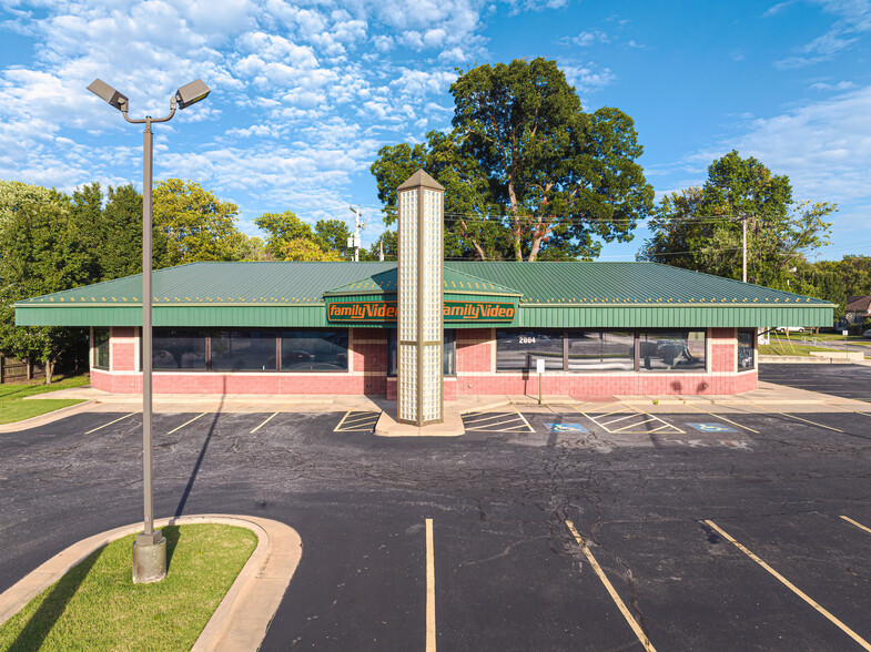 2004 N Broadway St, Pittsburg, KS for lease - Building Photo - Image 2 of 7