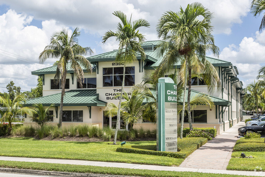 2390 Tamiami Trl N, Naples, FL à louer - Photo du bâtiment - Image 1 de 23