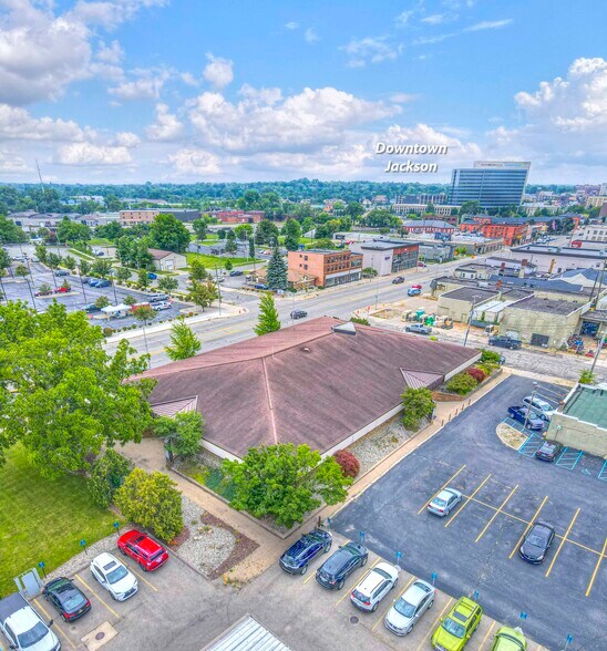 900 E Michigan Ave, Jackson, MI à vendre - Photo du bâtiment - Image 2 de 36