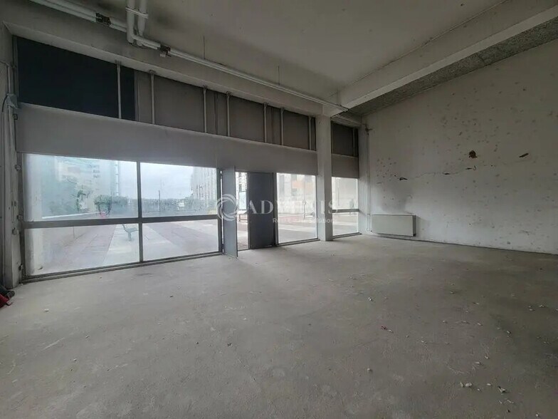 Commerce de détail dans Courbevoie à louer - Photo du bâtiment - Image 2 de 10