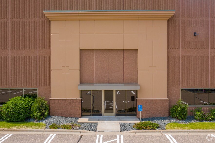 20015 Diamond Lake Rd S, Rogers, MN à louer - Photo du bâtiment - Image 3 de 6