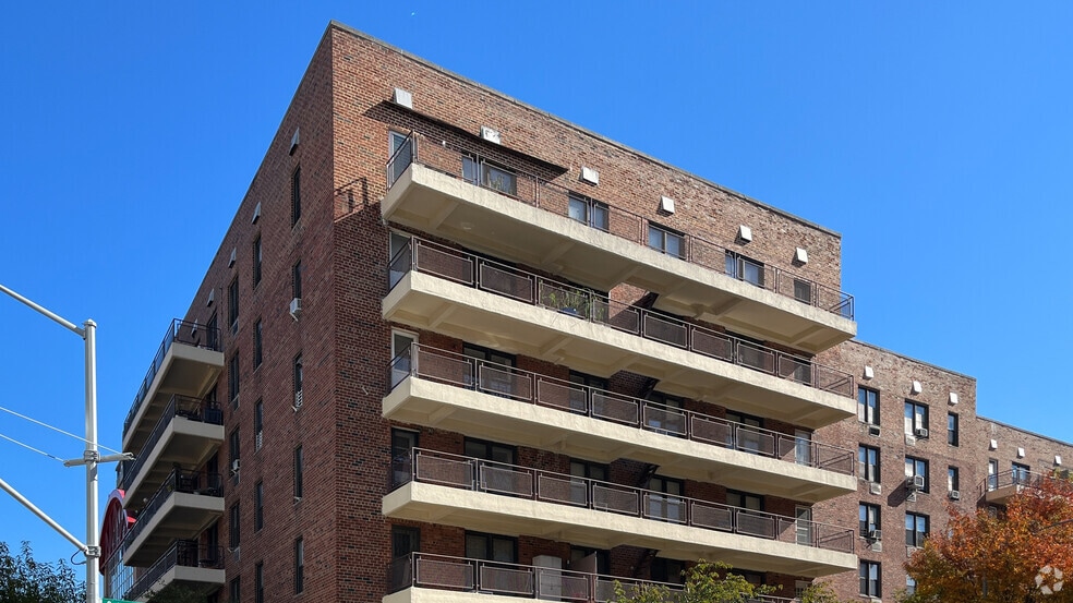 13710 Franklin Ave, Flushing, NY à louer - Photo du bâtiment - Image 2 de 15