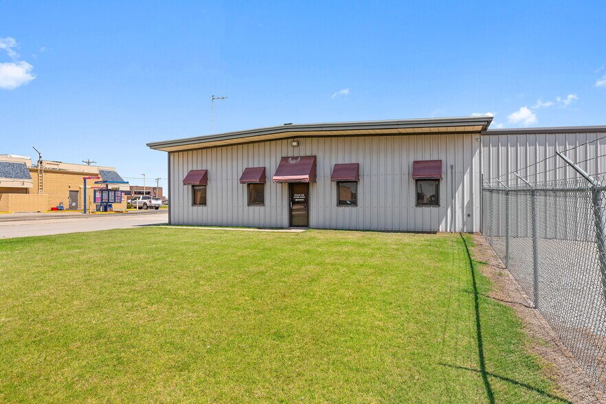 1510 Amity Ln, El Reno, OK à louer - Photo du bâtiment - Image 2 de 39