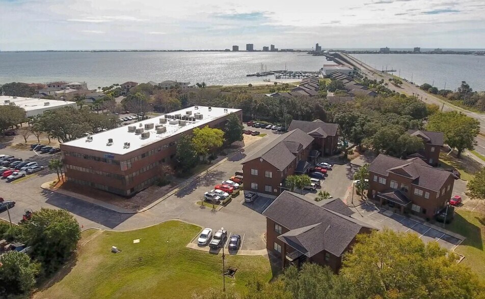 1101 Gulf Breeze Pky, Gulf Breeze, FL à vendre - Photo du bâtiment - Image 2 de 7