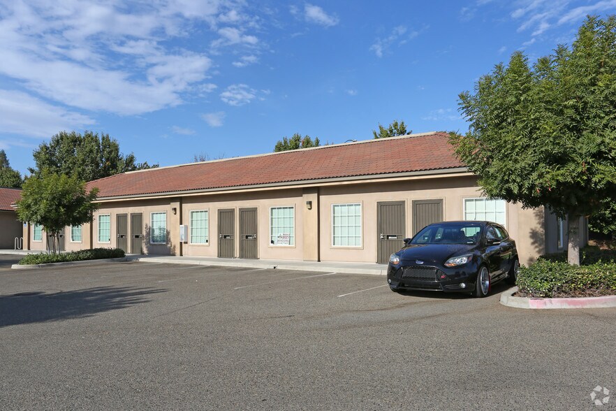 4733 W Spruce Ave, Fresno, CA for lease - Primary Photo - Image 2 of 5