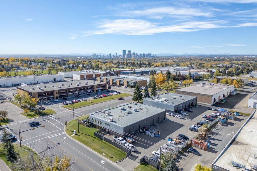 1936 27th Ave NE, Calgary, AB à louer - Aérien - Image 3 de 3
