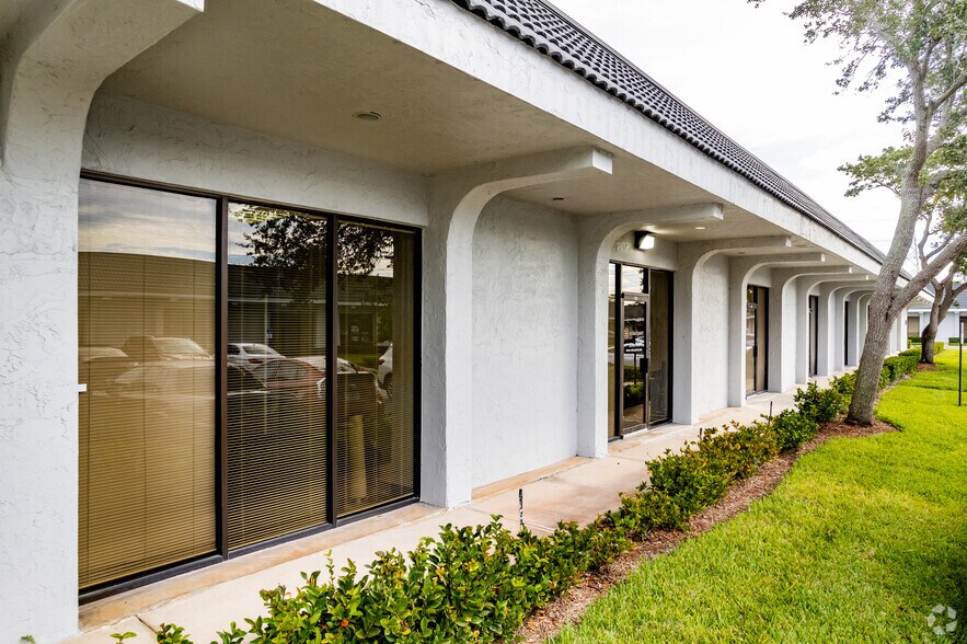 7041 Grand National Dr, Orlando, FL à louer - Photo du bâtiment - Image 3 de 9