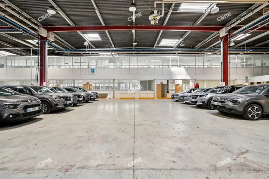 Flex in Trappes for lease - Interior Photo - Image 2 of 11