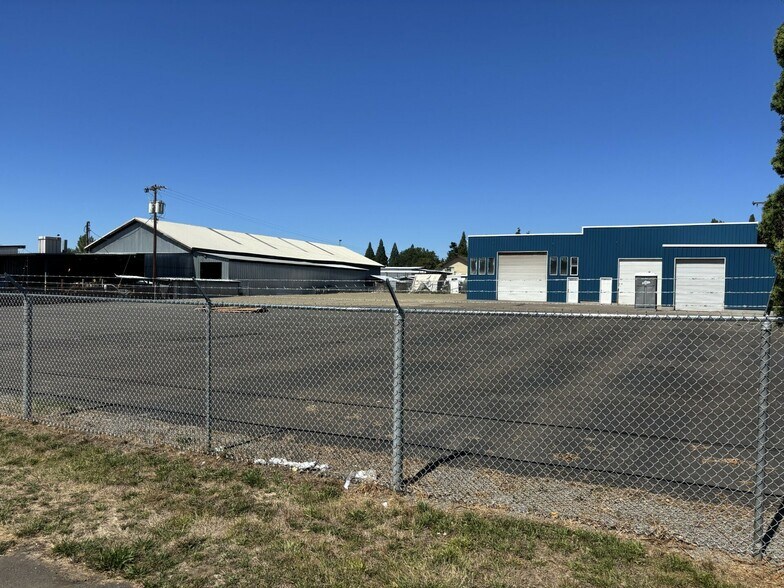 10645 NW 318th Pl, North Plains, OR à louer - Photo du bâtiment - Image 2 de 4