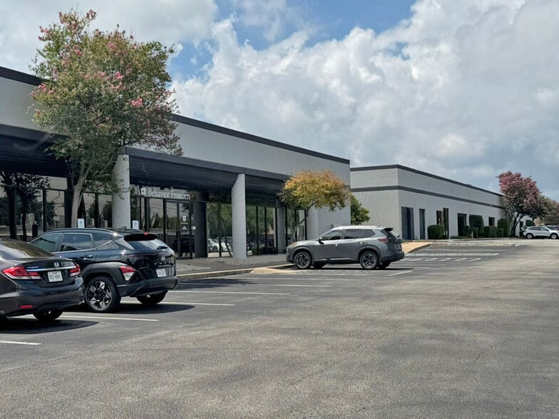 2391 NE Loop 410, San Antonio, TX for lease - Building Photo - Image 2 of 10