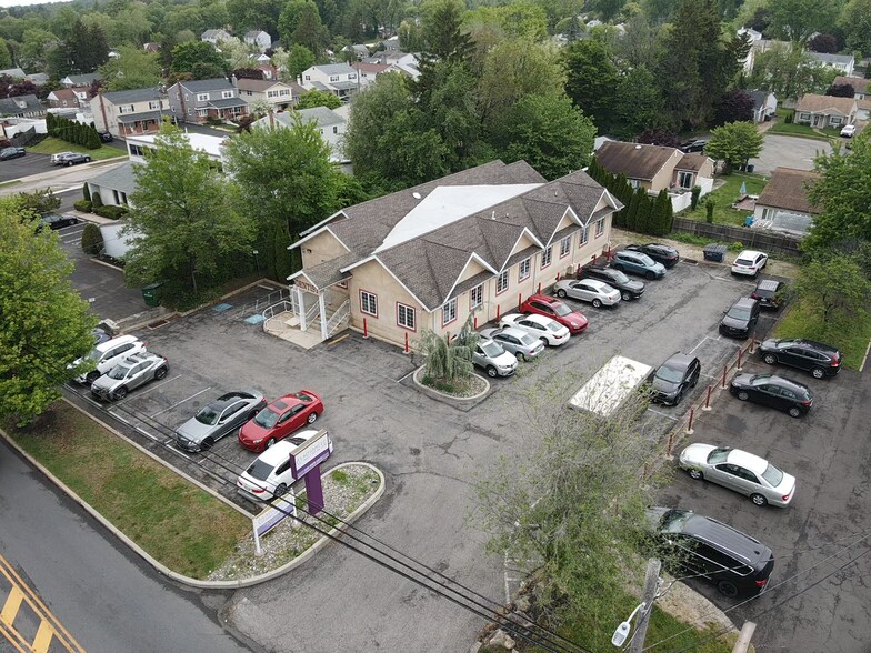 327 Township Line Rd, Elkins Park, PA à vendre - Photo du bâtiment - Image 2 de 6