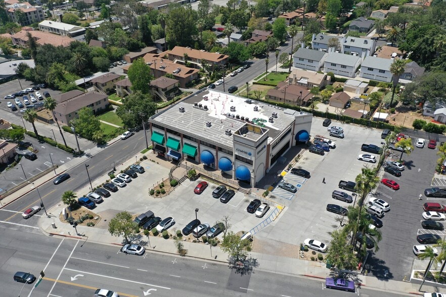 2333 N Lake Ave, Altadena, CA à vendre - Photo du bâtiment - Image 3 de 17