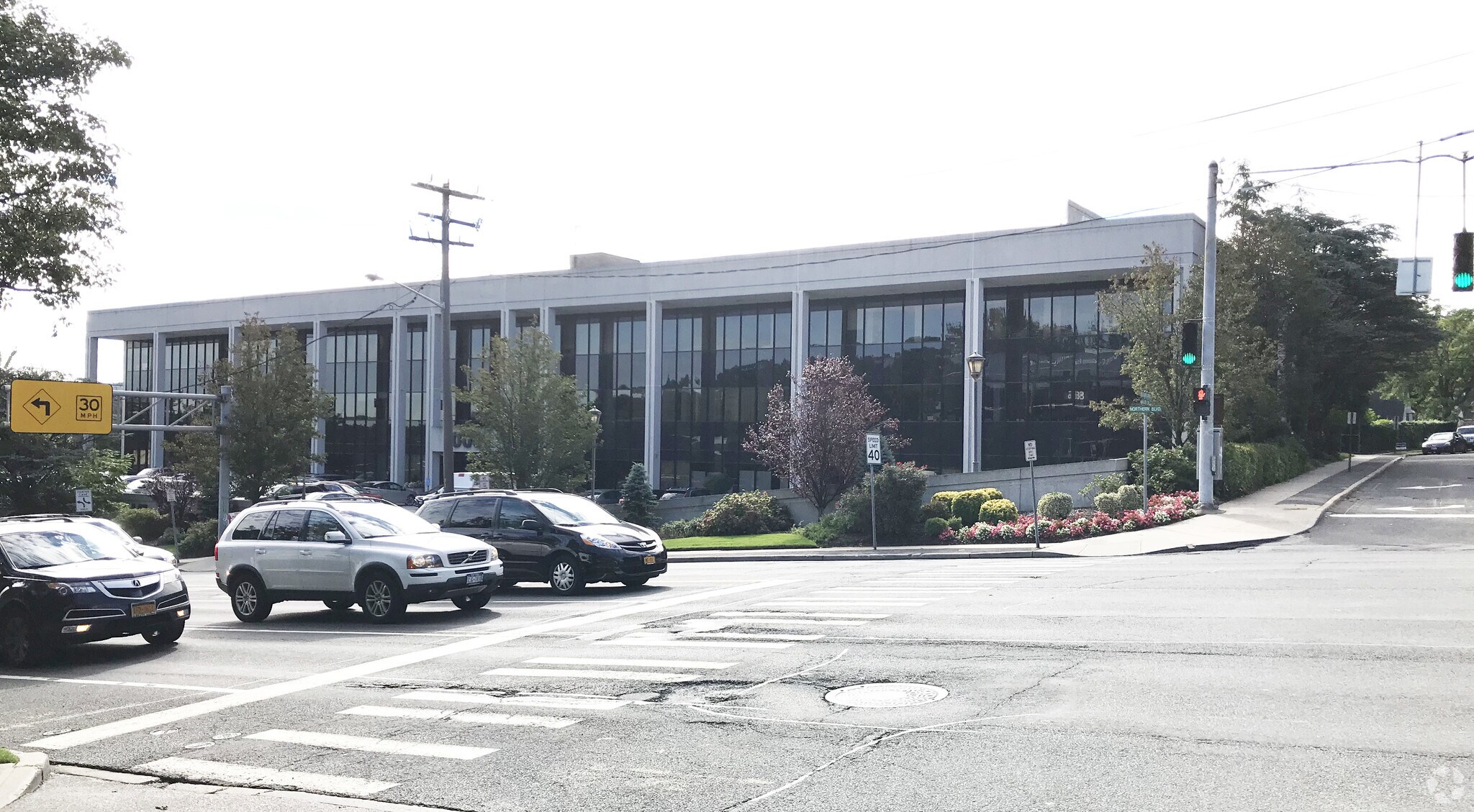 1000 Northern Blvd, Great Neck, NY à louer Photo principale- Image 1 de 7