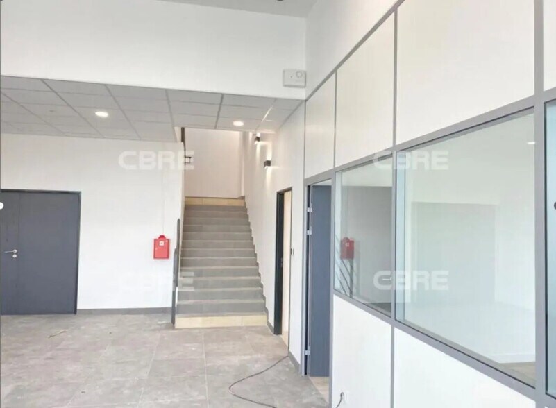 Office in Croissy-Beaubourg for lease - Interior Photo - Image 2 of 10