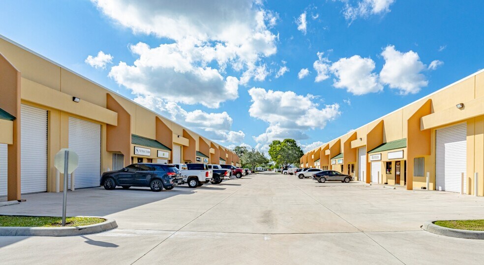 7657-7675 SW Ellipse, Stuart, FL à louer - Photo du bâtiment - Image 1 de 6