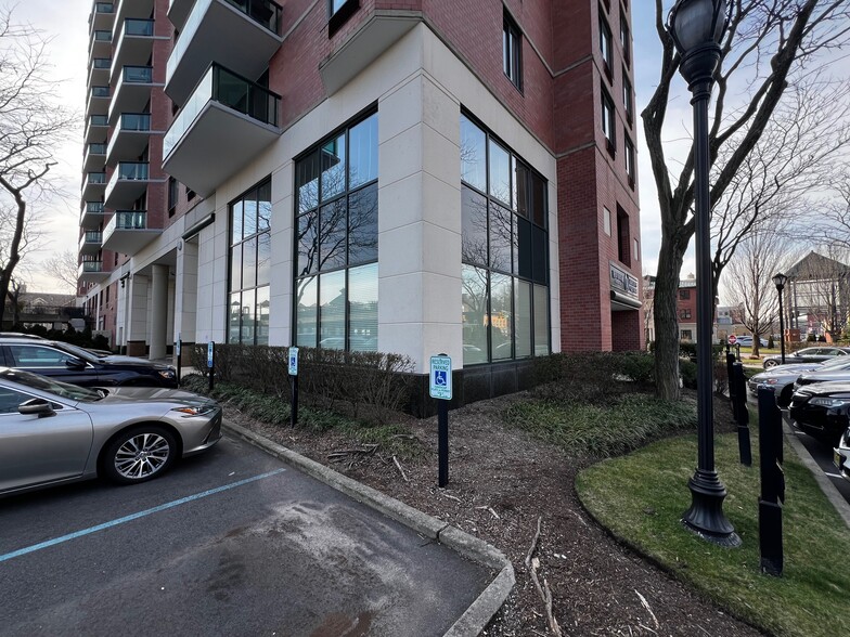 100 Tower Dr, Edgewater, NJ for lease - Building Photo - Image 3 of 57