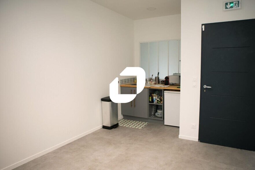 Office in Bagnolet for lease - Building Photo - Image 3 of 10