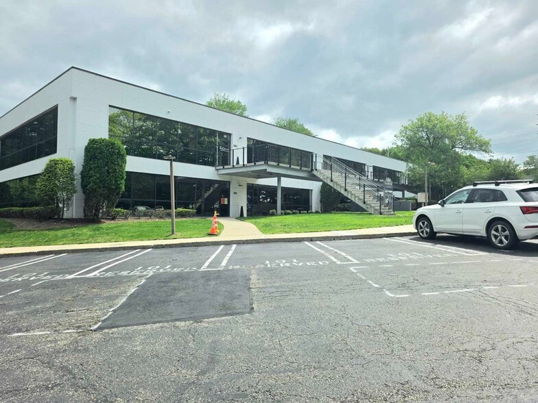 1 Executive Blvd, Suffern, NY à louer - Photo du bâtiment - Image 2 de 41
