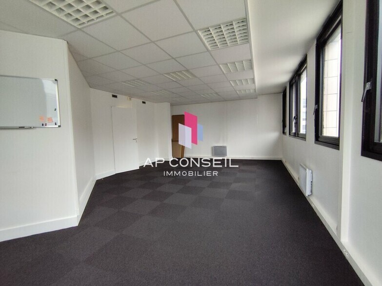 Office in Montigny-le-Bretonneux for lease - Interior Photo - Image 2 of 4