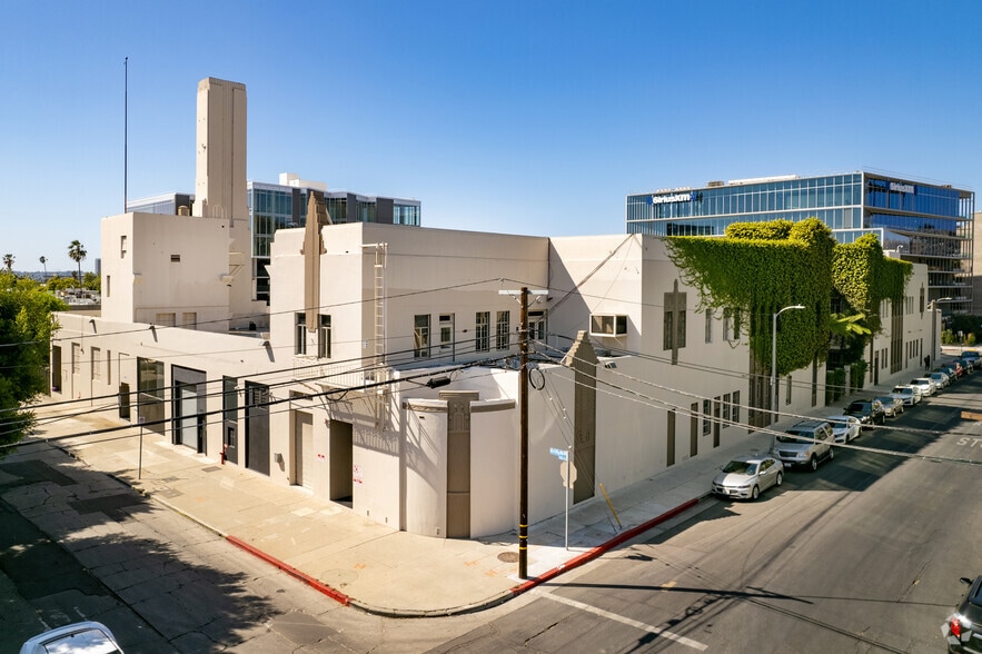 7000 Romaine St, Los Angeles, CA à louer - Photo du bâtiment - Image 1 de 46