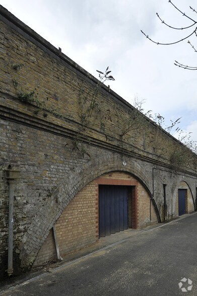 Grove Green Rd, Londres à louer - Photo du bâtiment - Image 3 de 4