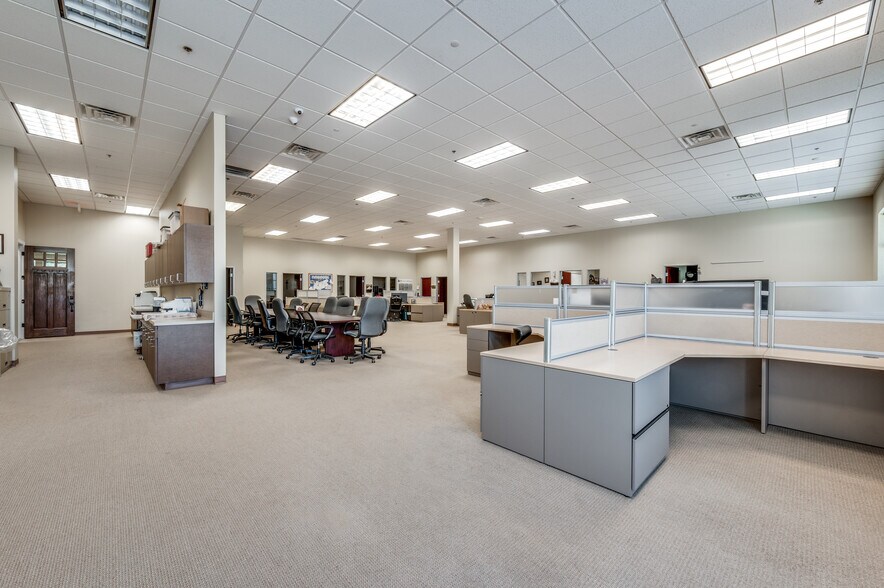 6652 Pinecrest Dr, Plano, TX à louer - Photo du bâtiment - Image 3 de 17