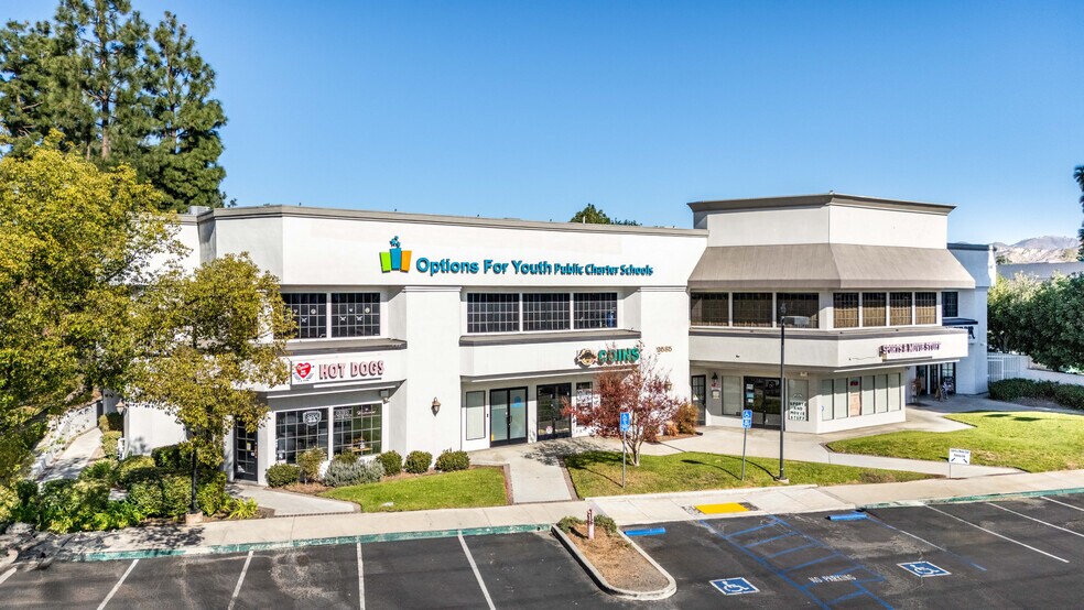 2585 Cochran St, Simi Valley, CA à vendre - Photo du bâtiment - Image 3 de 32