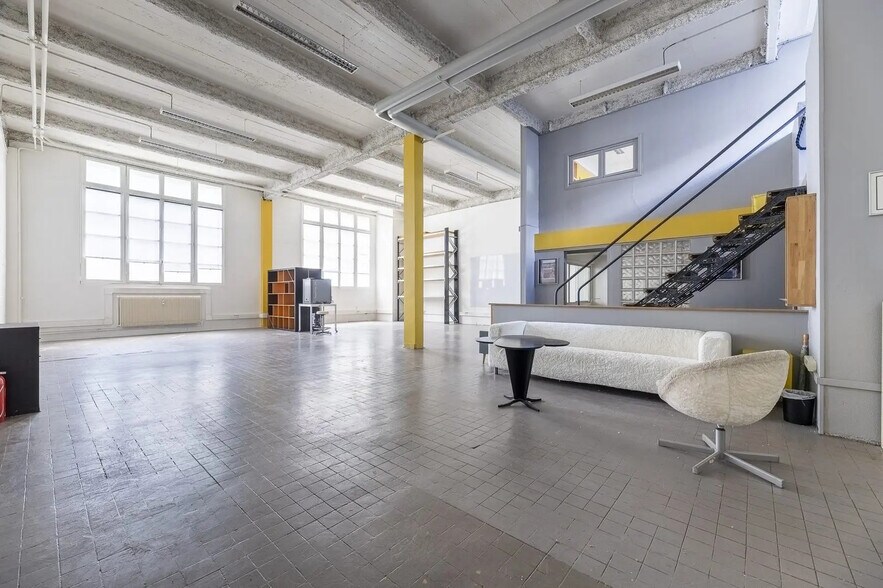 Office in Montreuil for lease - Building Photo - Image 2 of 5