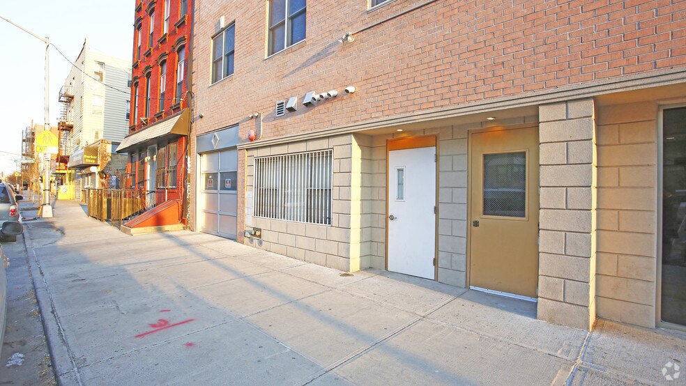 145-149 Maujer St, Brooklyn, NY à louer - Photo du bâtiment - Image 2 de 7