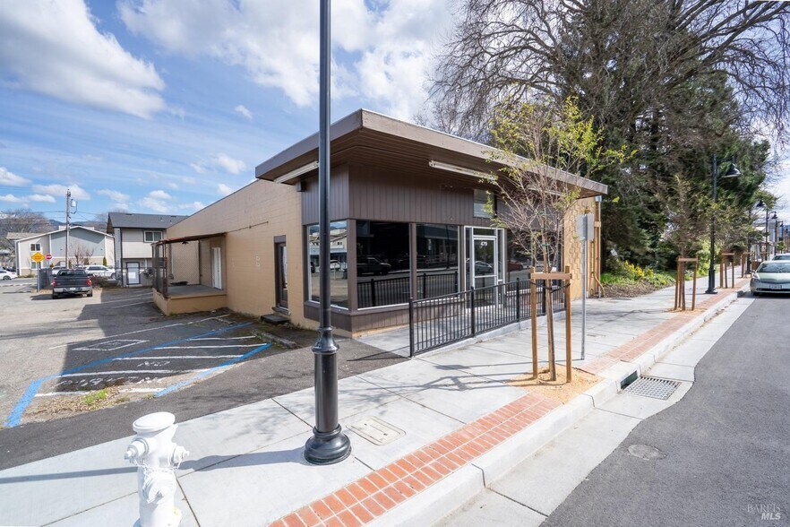 479 N State St, Ukiah, CA à vendre - Photo du bâtiment - Image 2 de 15